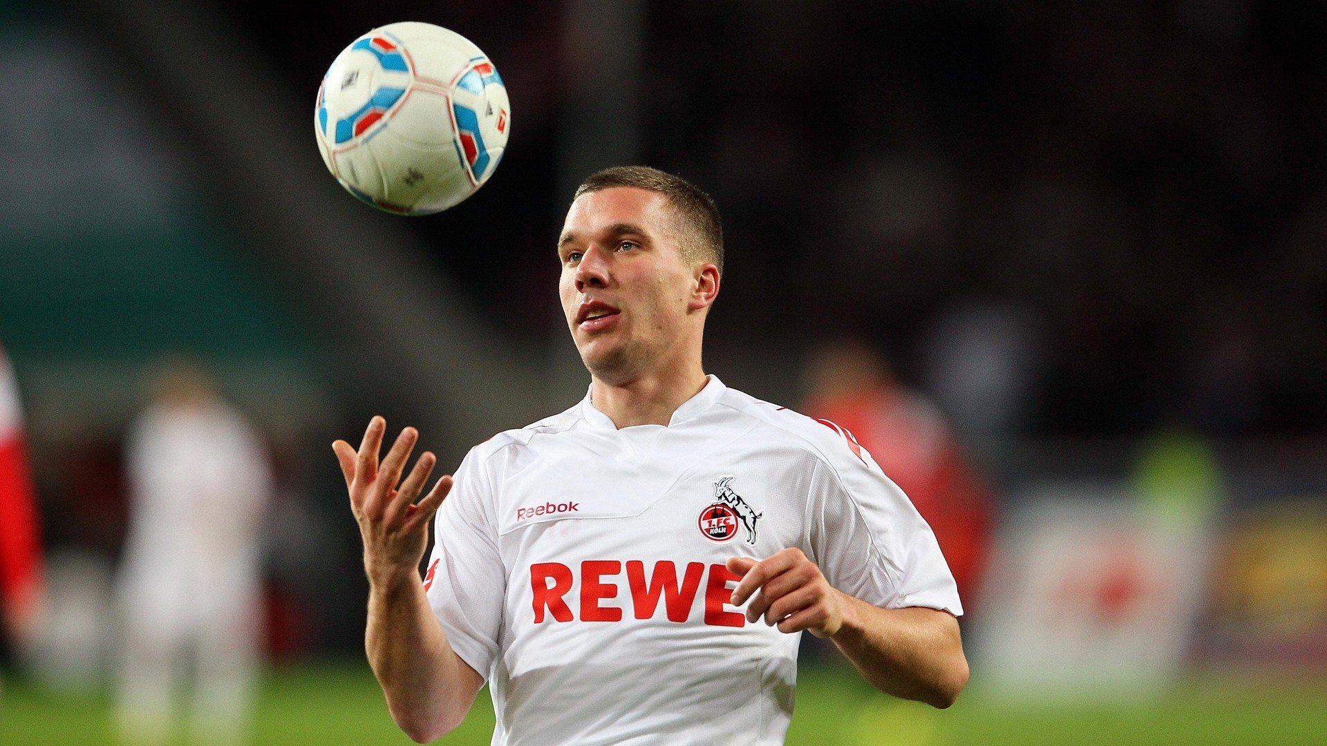 体育新闻栏目开设中国篮球周报关注行业动态与赛事进程，国内篮球新闻