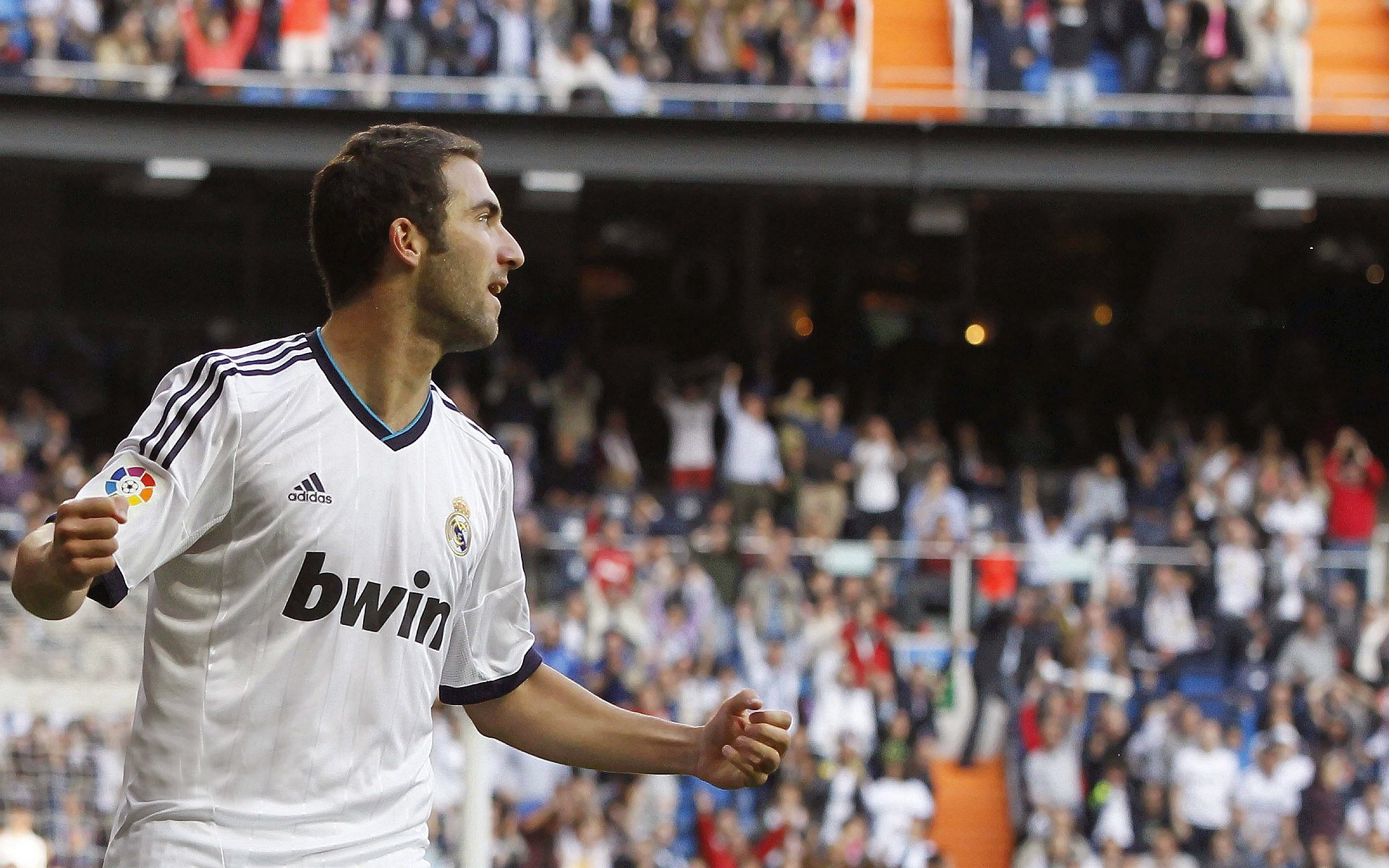 中国足球职业俱乐部裁判员选拔和培训机制不断完善，足球协会裁判